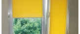 Żółte rolety okienne 